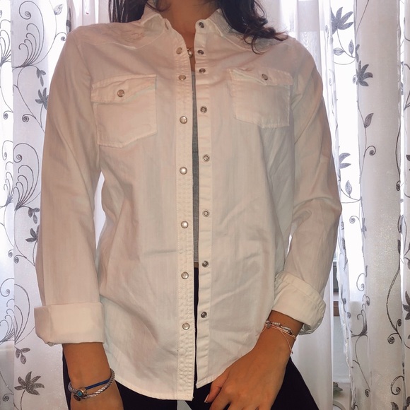 🦋Hollister White embroidered snap button down - Picture 4 of 8